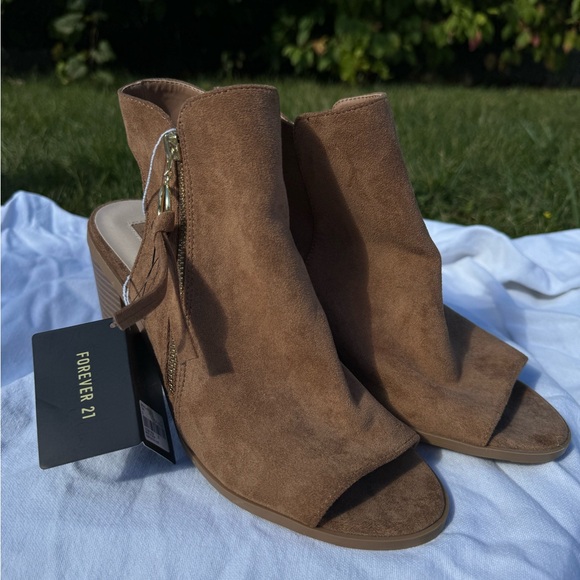 Beige Heels BRAND NEW - Picture 2 of 4